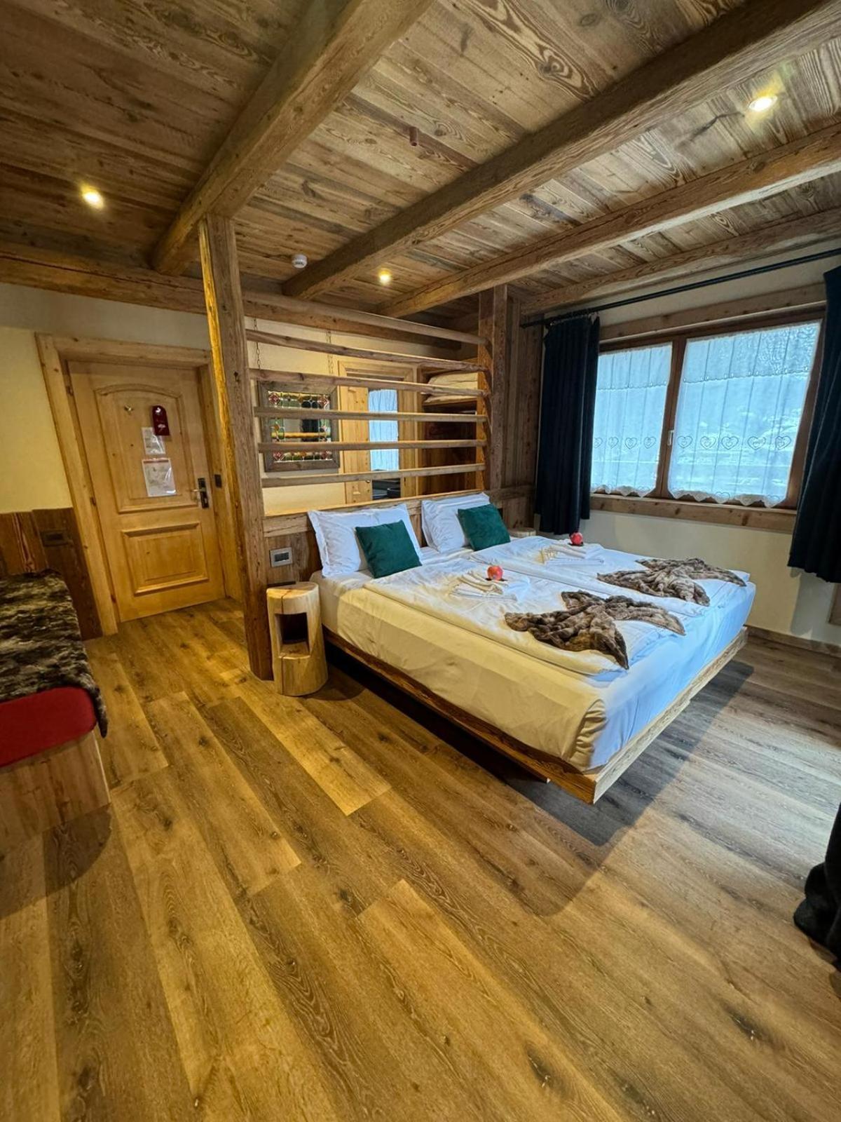 Hotel Ciasa Lorenzi Кортина д'Ампецо Екстериор снимка